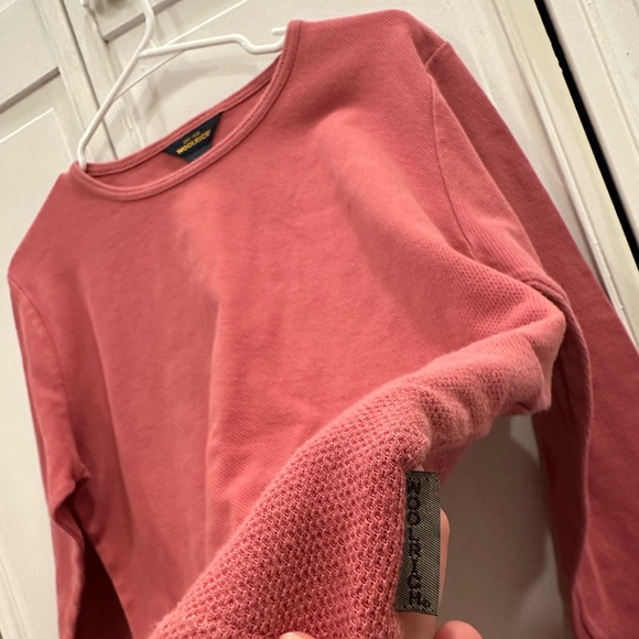 Women’s Woolrich basic top!🩷 - Picture 4 of 5